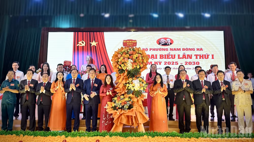 Lãnh đạo tỉnh Quảng Trị chúc mừng Ban Chấp hành Đảng bộ phường Nam Đông Hà, nhiệm kỳ 2025-2030.