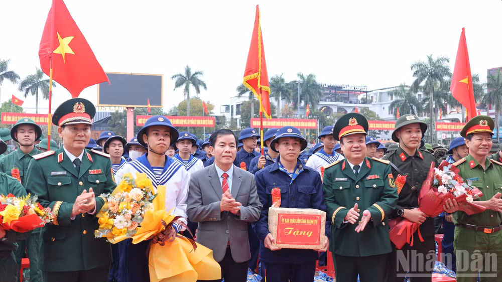Bí thư Tỉnh ủy Nguyễn Văn Phương, Thiếu tướng Lê Văn Vỹ, Phó Tham mưu trưởng Quân khu 4 và lãnh đạo các ban, sở, ngành, địa phương tặng hoa động viên tân binh lên đường nhập ngũ.