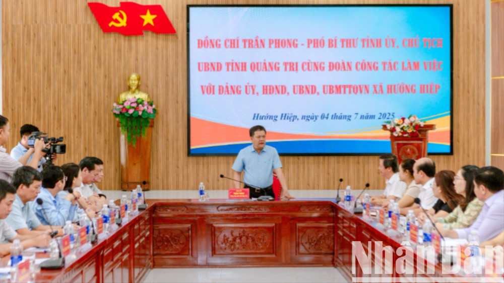 Chủ tịch Ủy ban nhân dân tỉnh Quảng Trị Trần Phong làm việc với Đảng ủy xã Hướng Hiệp. 515937587-1183084057168951-6074022416610211440-n-5320.jpg