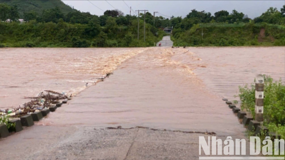 Nhiều ngầm tràn ở huyện miền núi Đakrông và Hướng Hóa bị ngập từ 0,5-1m gây chia cắt giao thông.