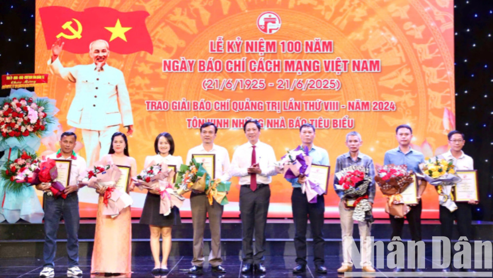 Quyền Chủ tịch UBND tỉnh Hoàng Nam trao giải C cho các tác giả, nhóm tác giả. 123d5173338t6930l9-z6701808386016-1d987-660.jpg