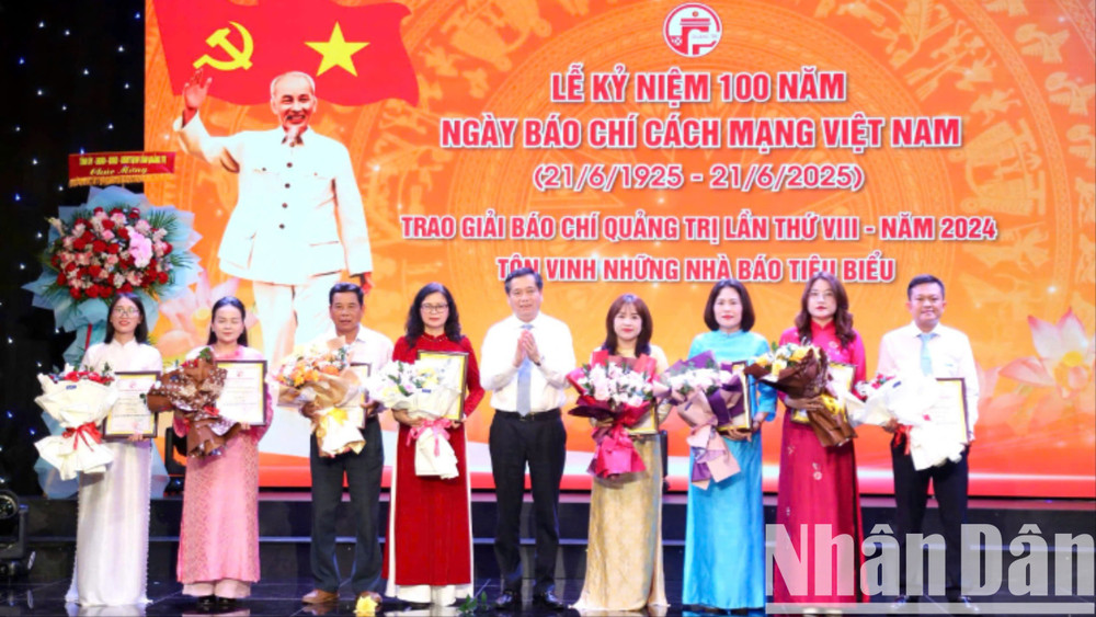 Bí thư Tỉnh ủy Nguyễn Long Hải trao giải A các tác giả, nhóm tác giả.