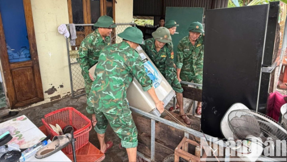 Hỗ trợ người dân sắp xếp lại đồ đạc, sớm ổn định cuộc sống sau mưa lũ. 507007707-1206861564147724-5079048603803548650-n-2362.jpg
