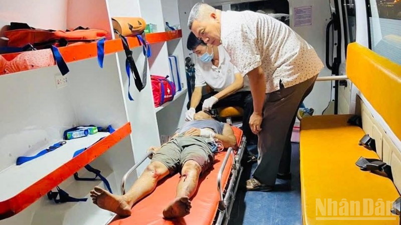Tài xế Nguyễn Trung Th. được chuyển đến cơ sở y tế để tiếp tục điều trị. ndo_br_519591861-1273873640772770-2310187559492617783-n-1405.jpg