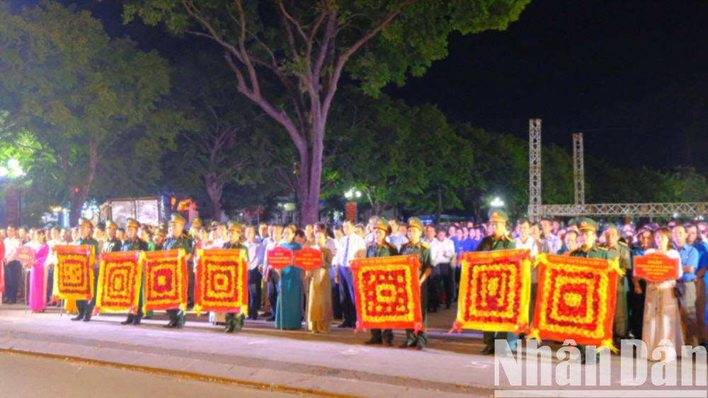 Các đại biểu dự lễ dâng hương, thả hoa đăng tri ân, tưởng niệm các Anh hùng liệt sĩ. 124d1210814t1327l3-trantuyen-d6d6954-3230.jpg