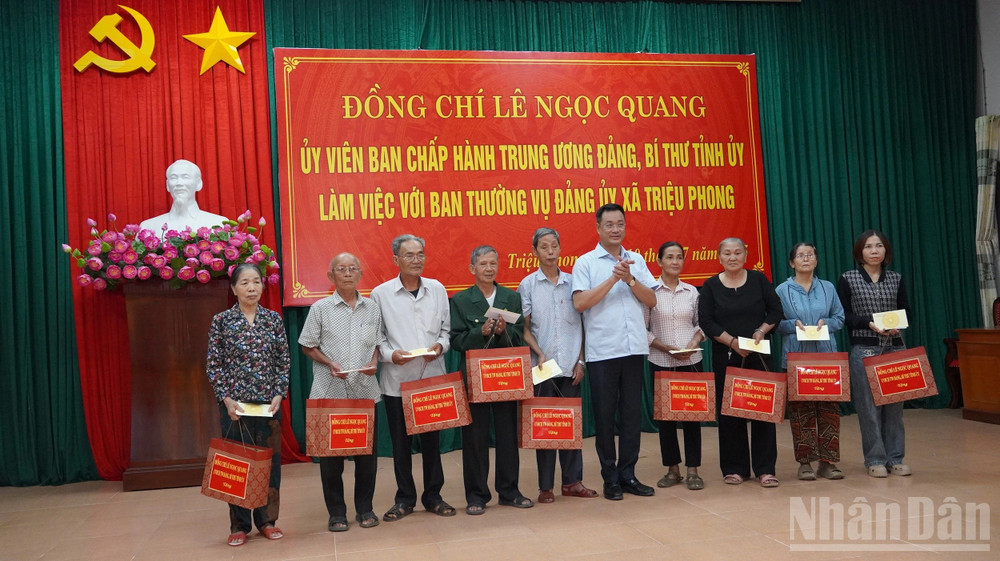 Bí thư Tỉnh ủy Lê Ngọc Quang trao quà cho gia đình chính sách, cựu thanh niên xung phong trên địa bàn xã Triệu Phong. ndo_br_169d4183453t5848l8-dsc07638.jpg