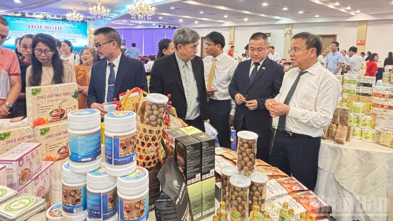 Các đại biểu tham quan, tìm hiểu tại các gian hàng trưng bày bên lề hội nghị. ndo_br_z6790872434411-901dc5e2dd6b730a4e08d58a370ef18d-9120.jpg