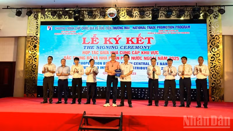 Các doanh nghiệp nước ngoài và trong nước trao biên bản ghi nhớ hợp tác tại hội nghị.