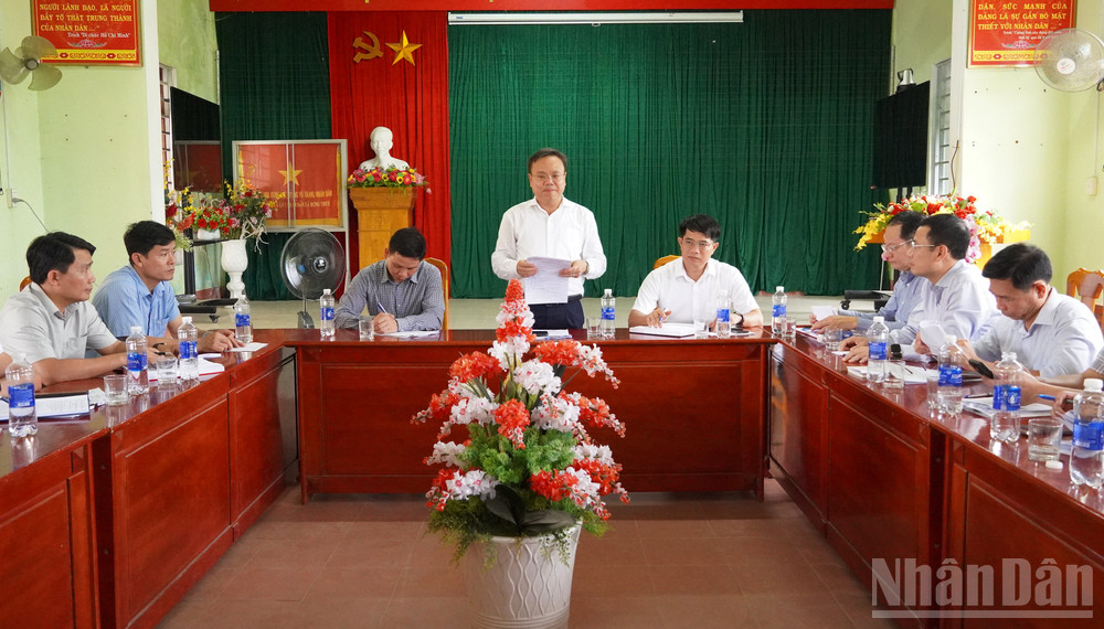 Phó Chủ tịch Ủy ban nhân dân tỉnh Lê Đức Tiến phát biểu tại buổi làm việc với xã Sen Ngư. ndo_br_158d5160249t6941l10-le-uc-tien-sen-ngu.jpg