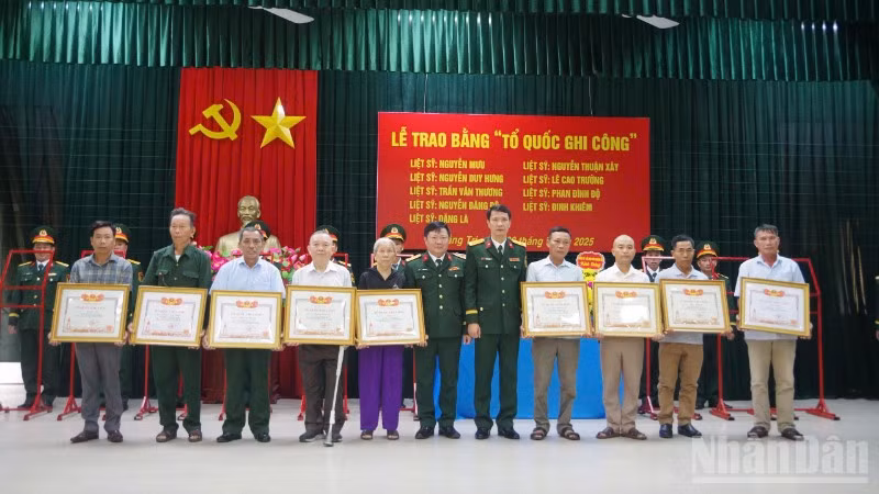 Đại diện Bộ tư lệnh Quân khu 4, Bộ Chỉ huy quân sự tỉnh Quảng Trị trao bằng "Tổ quốc ghi công" của Thủ tướng Chính phủ cho thân nhân các liệt sĩ.