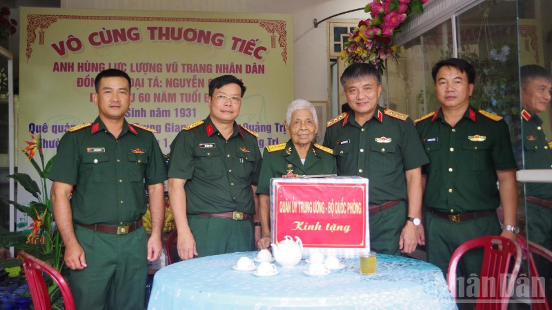 Đoàn công tác Quân ủy Trung ương, Bộ Quốc phòng đến thăm, tặng quà cho Anh hùng lực lượng vũ trang Lê Thị Thanh, tại phường Đông Hà. ndo_br_z6843647325737-8063dfc1cdd73a4c868cf742ab37c34f-4955.jpg