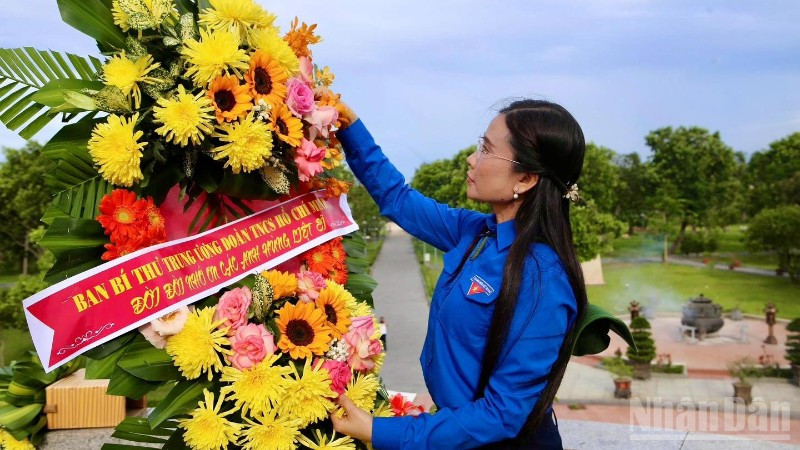 Bí thư Trung ương Đoàn, Chủ tịch Hội đồng Đội Trung ương Nguyễn Phạm Duy Trang dâng hương, dâng hoa tại Di tích quốc gia đặc biệt Thành Cổ Quảng Trị. ndo_br_523118373-1080959690889315-12756931605471205-n-1563.jpg