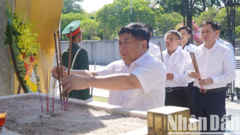Phó Thủ tướng Nguyễn Chí Dũng và lãnh đạo tỉnh Quảng Trị dâng hương tại Nghĩa trang liệt sĩ quốc gia Đường 9. z6780749651362-4c8ecee7df6a4e6374b7eae387c4c045-7829.jpg