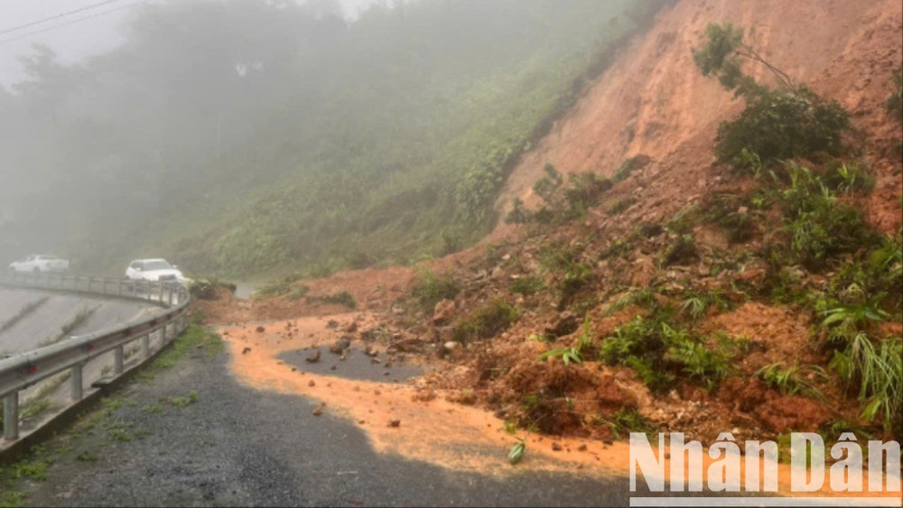 Km195, tuyến Hồ Chí Minh nhánh Tây thuộc xã Hướng Việt, huyện Hướng Hóa bị sạt lở gây ách tắc giao thông.