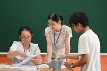 Chấm thi khẩn trương nhưng không được "sót bài", "sót ý" để bảo đảm quyền lợi cho thí sinh