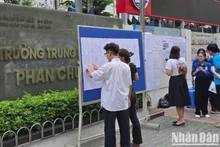 Sáng 6/6, nhiều thí sinh có mặt sớm tại các điểm thi. Trong ảnh: Thí sinh xem số báo danh, sơ đồ phòng thi tại điểm thi Trường THCS Phan Chu Trinh, Ba Đình, Hà Nội (Ảnh: TRUNG HIẾU)