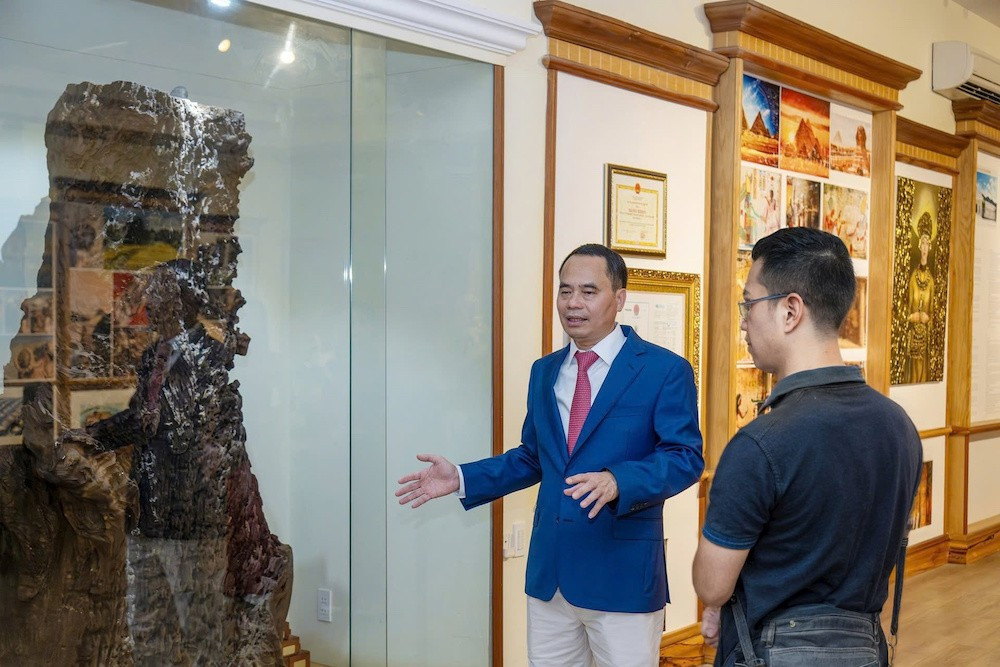 Ông Nguyễn Văn Tưởng, Chủ tịch Công ty Trầm Hương Khánh Hoà (bên trái ảnh) giới thiệu với khách tham quan về khối kỳ nam đang được lưu giữ tại Bảo tàng Trầm hương. (Ảnh: MỸ HÀ). b7d681ebc73873662a29-1.jpg