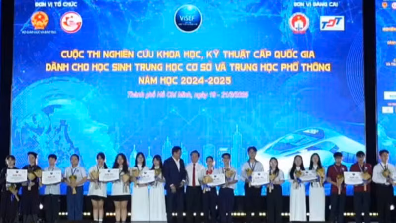Các học sinh nhận giải tại Cuộc thi nghiên cứu khoa học, kỹ thuật cấp quốc gia học sinh trung học cơ sở và trung học phổ thông năm học 2024-2025. (Ảnh: CAO TÂN)