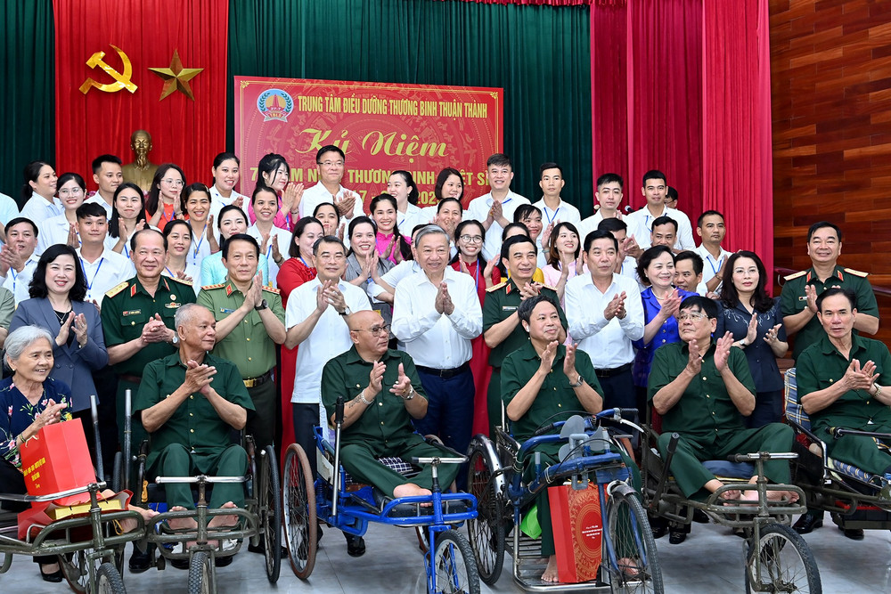Tổng Bí thư Tô Lâm với các thương binh nặng và các đại biểu. a9-bnd-3905.jpg