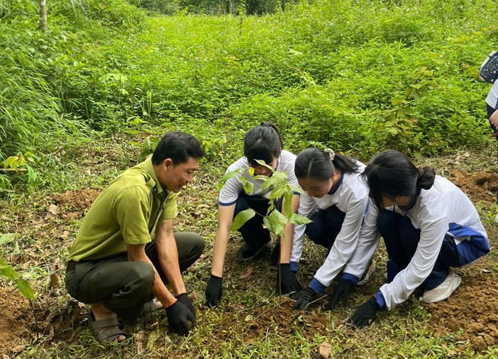 Học sinh Trường THPT chuyên Chu Văn An (Hà Nội) đi thực địa, trải nghiệm tự nhiên, trồng cây xanh tại Vườn Quốc gia Cúc Phương. (Ảnh minh họa) z6630395365439-e92bfef021d7ecb32946cc34e4d45e1f-8939-4278.jpg