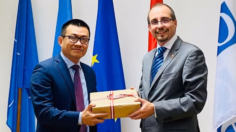 Đại sứ Việt Nam tại Cộng hòa Áo Vũ Lê Thái Hoàng và Thứ trưởng Thường trực Bộ Quốc phòng Áo, Tiến sĩ Arnold Kammel