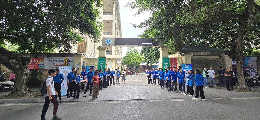 Điểm thi được chuẩn bị sẵn sàng đón thí sinh đến làm thủ tục. (Ảnh: TRUNG HIẾU) 55f1218856b9e2e7bba8.jpg