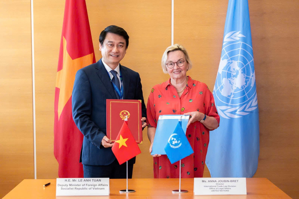 Thứ trưởng Lê Anh Tuấn và Thư ký trưởng UNCITRAL Anna Joubin-Bret đã ký Bản ghi nhớ hợp tác (MOU) giữa Bộ Ngoại giao Việt Nam và UNCITRAL giai đoạn 2025-2031 11b7097485d2338c6ac3.jpg