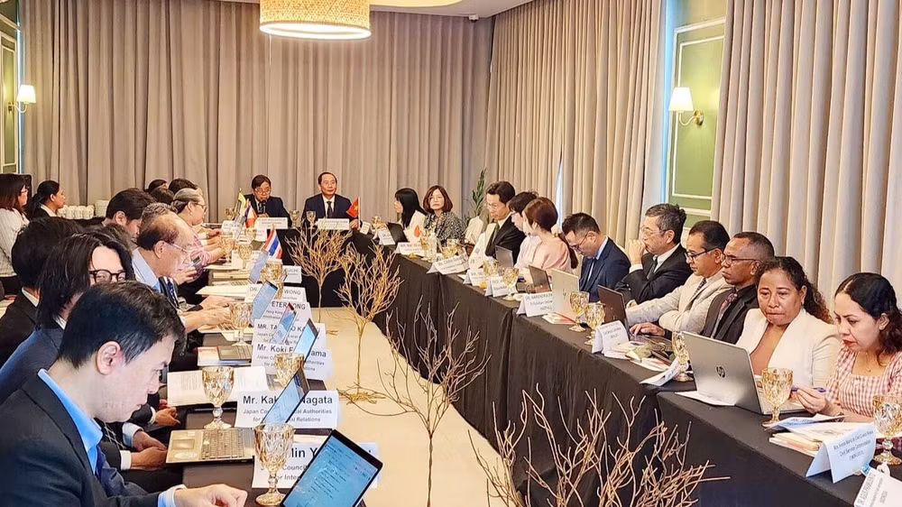 Phó Giáo sư, Tiến sĩ Nguyễn Bá Chiến, Giám đốc Học viện Hành chính và Quản trị công, Chủ tịch Hội đồng Điều hành EROPA chủ trì cuộc họp Hội đồng Điều hành EROPA lần thứ 70.