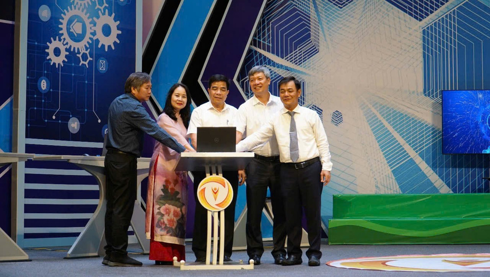 Quảng Nam phát động đẩy mạnh chương trình chuyển đổi số trong các cơ quan hành chính tại địa phương. (Ảnh: ĐÌNH TĂNG)