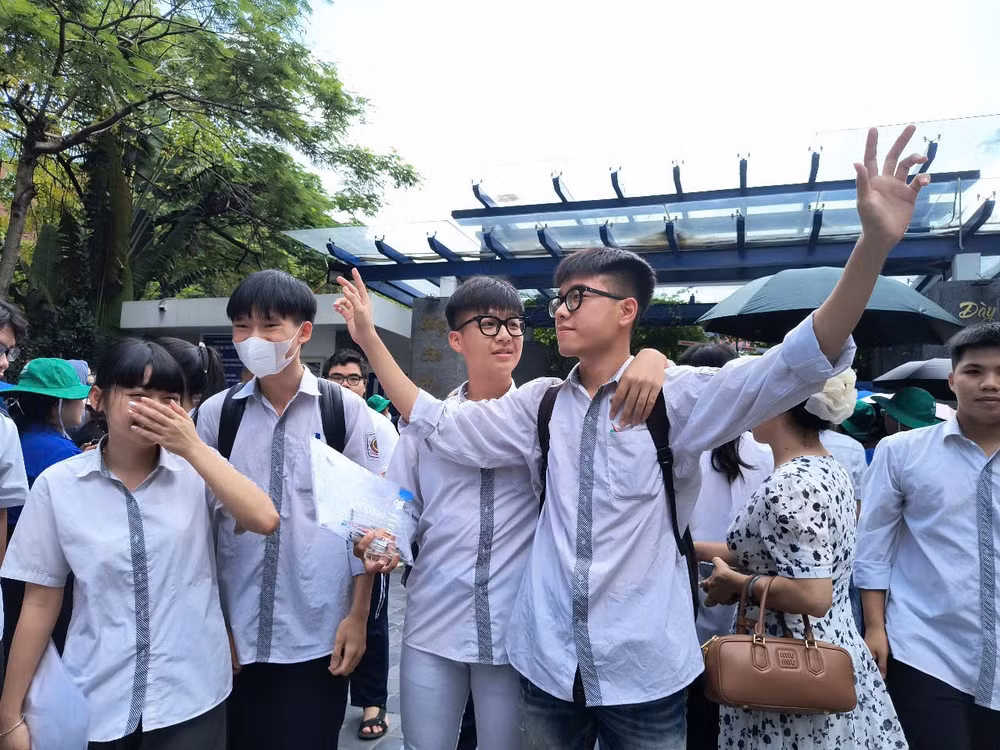 Thí sinh bày tỏ cảm xúc sau khi hoàn thành buổi thi môn Ngữ văn Kỳ thi tốt nghiệp THPT năm 2025, sáng 26/6 (Ảnh: HỒNG VÂN)