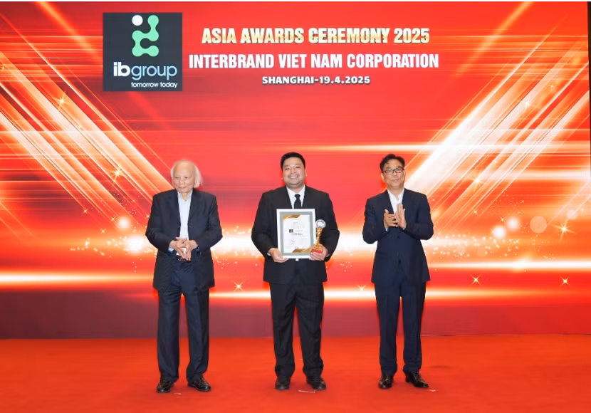 Ông Tony Nguyen - Giám đốc Quan hệ quốc tế IB Group Việt Nam nhận giải Top 10 Thương hiệu mạnh châu Á 2025.