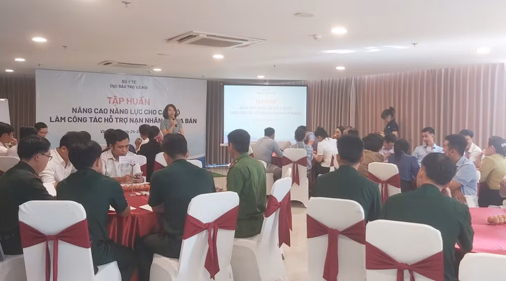 Tập huấn nâng cao năng lực cho cán bộ làm công tác hỗ trợ nạn nhân mua bán người do Cục Bảo trợ xã hội, Bộ Y tế tổ chức.
