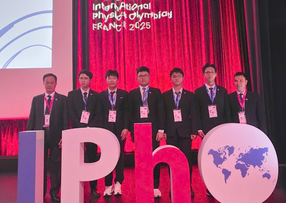 Đội tuyển quốc gia Việt Nam tham dự IPhO 2025 (từ trái sang phải): PGS,TS Đặng Đức Vượng, Phó Trưởng đoàn; Nguyễn Công Vinh (Huy chương Bạc); Nguyễn Thế Quân (Huy chương Vàng); Trương Đức Dũng (Huy chương Bạc); Lý Bá Khôi (Huy Chương Bạc); Trần Lê Thiện Nhân (Huy chương Bạc); PGS,TS Đỗ Danh Bích, Trưởng đoàn. olympic-vl-2.jpg