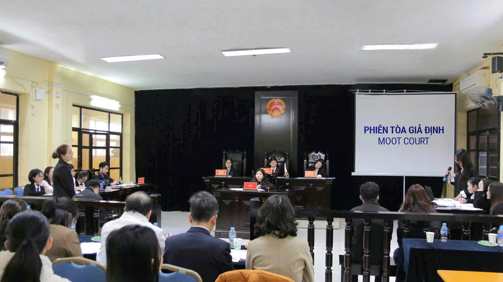 Sinh viên ngành Luật Trường đại học Mở Hà Nội trong giờ thực hành diễn án.