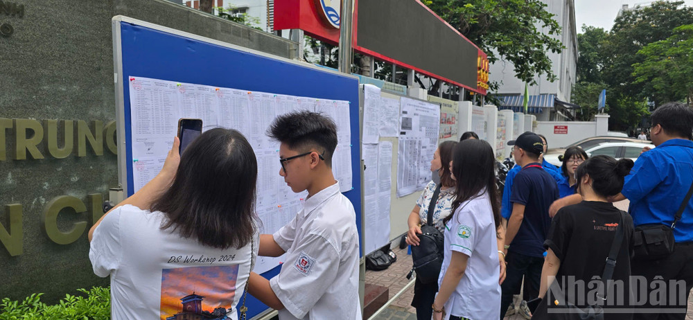 Thí sinh có mặt tại điểm thi sáng 6/6 (Ảnh: TRUNG HIẾU) ndo_br_f67b420ddb3b6f65362a-1.jpg