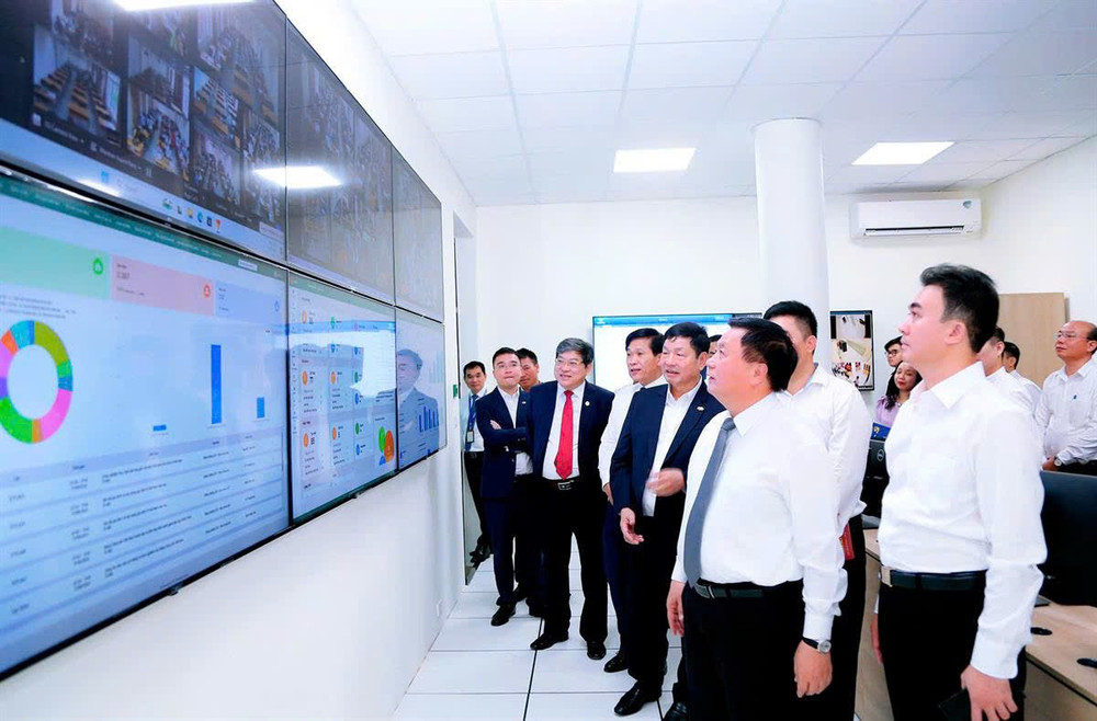 Đồng chí Nguyễn Xuân Thắng, Ủy viên Bộ Chính trị, Giám đốc Học viện Chính trị quốc gia Hồ Chí Minh, Chủ tịch Hội đồng Lý luận Trung ương và đơn vị đối tác tham quan mô hình quản trị thông minh tại Học viện. (Ảnh: PHẠM CƯỜNG)