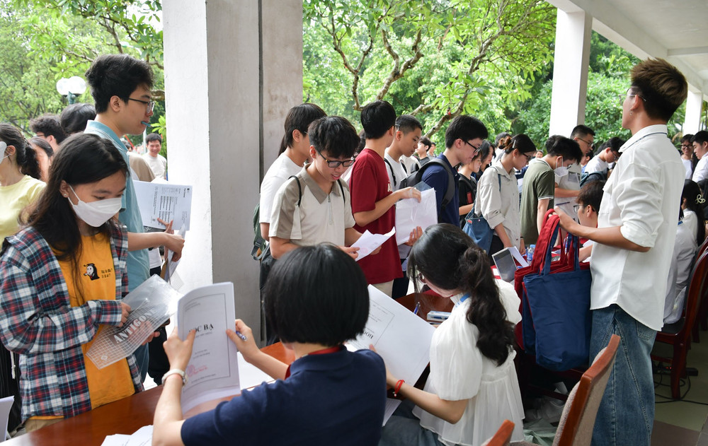 Thí sinh nộp hồ sơ hậu kiểm để xét tuyển theo hồ sơ năng lực kết hợp phỏng vấn vào Đại học Bách khoa Hà Nội. (Ảnh: HUST) 503702750-1081852137401969-7048346872734357624-n.jpg