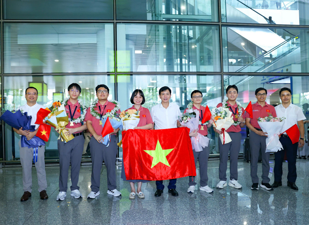 Ngô Quang Minh (thứ 3 từ phải sang); Nguyễn Hoàng Khôi (thứ 4 từ phải sang); Nguyễn Mạnh Tuấn (thứ 2 từ trái sang); Giang Đức Dũng (thứ 3 từ trái sang). 749bfee7a716114848075.jpg