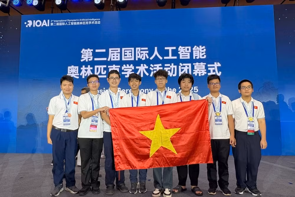 Đội tuyển IOAI Việt Nam 2025 (trái sang phải ảnh): Nguyễn Khắc Trung Kiên, Hoàng Công Bảo Long, Nguyễn Nhật Minh, Nguyễn Phú Nhân, Bùi Đàm Quân, Bùi Quang Nguyên, Nguyễn viết Trung Nhân, Nguyễn Hữu Tuấn.