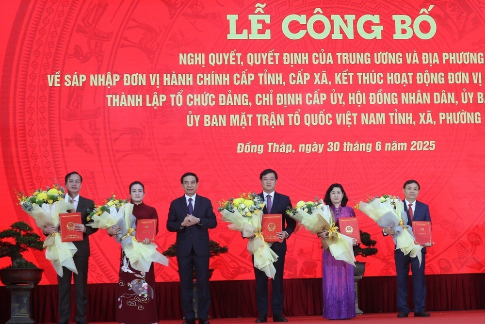 Đại tướng Phan Văn Giang trao các quyết định cho Bí thư và các Phó Bí thư Tỉnh ủy Đồng Tháp (mới) (Ảnh: TTXVN)