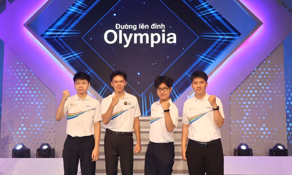 Bốn "nhà leo núi" tràn đầy hứng khởi và sự tự tin khi bước vào trận chung kết (Ảnh: Chương trình Đường lên đỉnh Olympia)