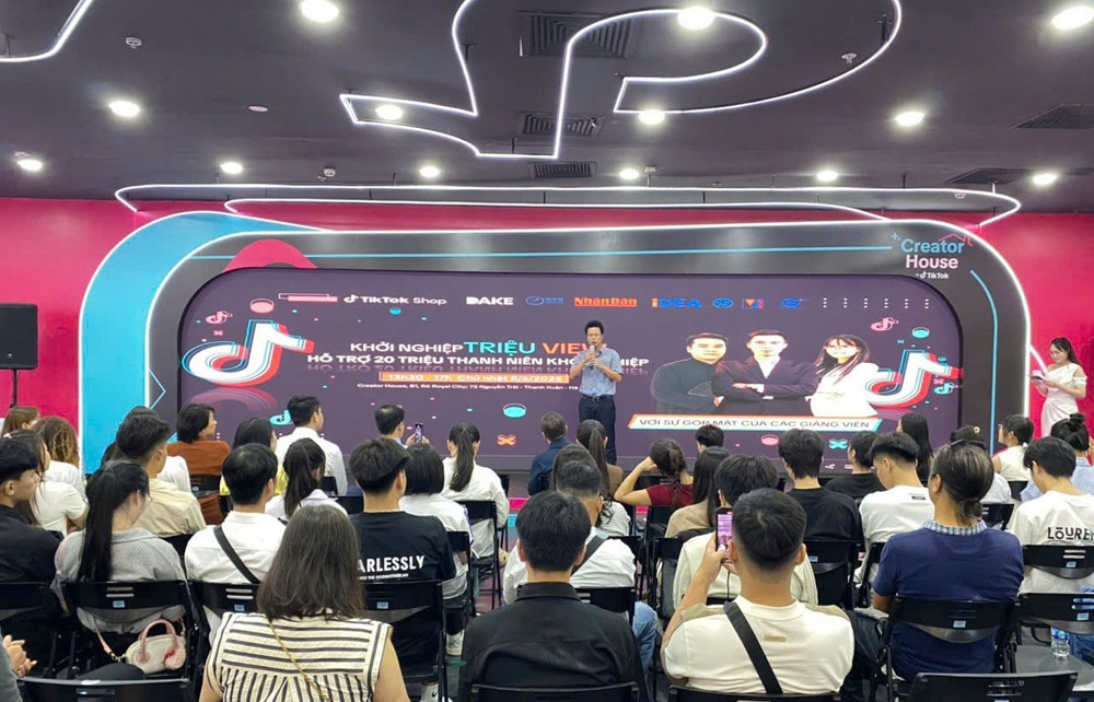 Dự án cộng đồng “Bình dân học vụ số - Cùng nhau học AI” đã thu hút gần 8.000 học viên trên khắp cả nước tham gia.