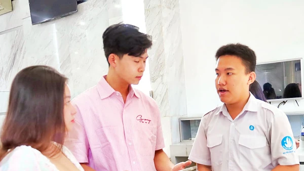 Người dân thực hiện thủ tục hành chính tại Trung tâm hành chính công tại Ủy ban nhân dân phường Sài Gòn.