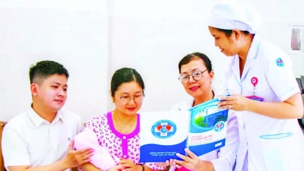 Bác sĩ phổ biến thông tin an toàn người bệnh cho sản phụ tại Bệnh viện Hùng Vương.