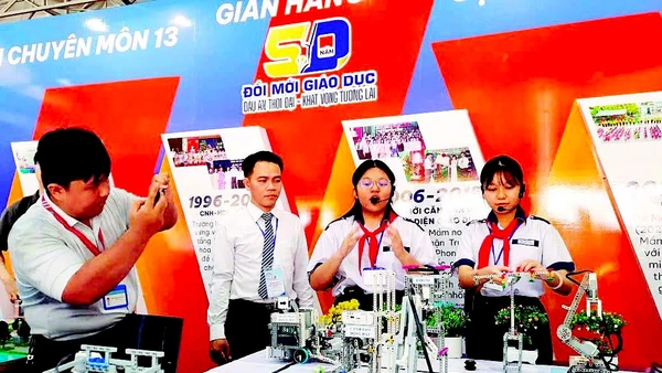 Học sinh Thành phố Hồ Chí Minh trải nghiệm các sản phẩm công nghệ tiên tiến ứng dụng trong giáo dục.