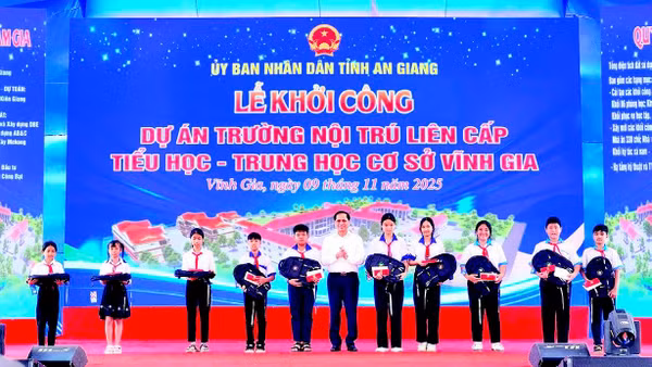Phó Thủ tướng Chính phủ Bùi Thanh Sơn tặng quà cho học sinh có hoàn cảnh khó khăn của Trường trung học cơ sở Lương An Trà.