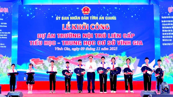 Phó Thủ tướng Chính phủ Bùi Thanh Sơn tặng quà cho học sinh có hoàn cảnh khó khăn của Trường trung học cơ sở Lương An Trà.