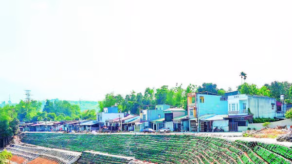 Công trình kè khẩn cấp chống sạt lở khu dân cư đường 23/9 góp phần bảo đảm an toàn cho nhân dân.