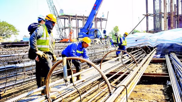 Các kỹ sư, người lao động tập trung thi công tuyến đường cao tốc CT.08, đoạn cầu vượt sông Hồng.