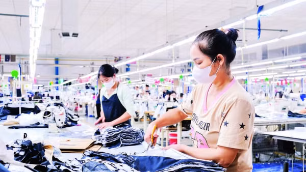 Công nhân xưởng sản xuất may trong Khu công nghiệp tại Bắc Ninh.